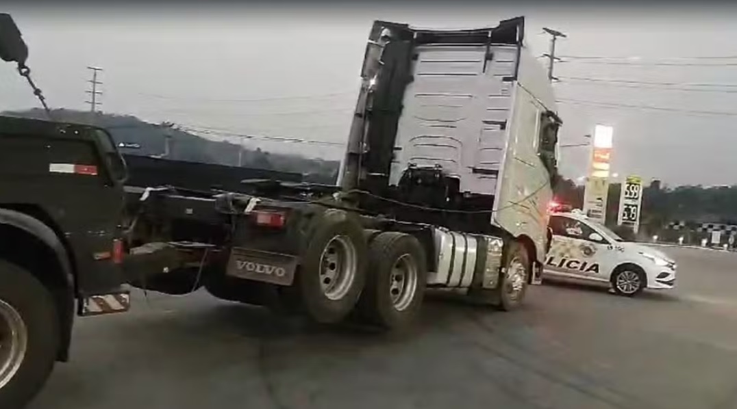 Dupla é presa na Dom Pedro levando caminhão roubado em MG