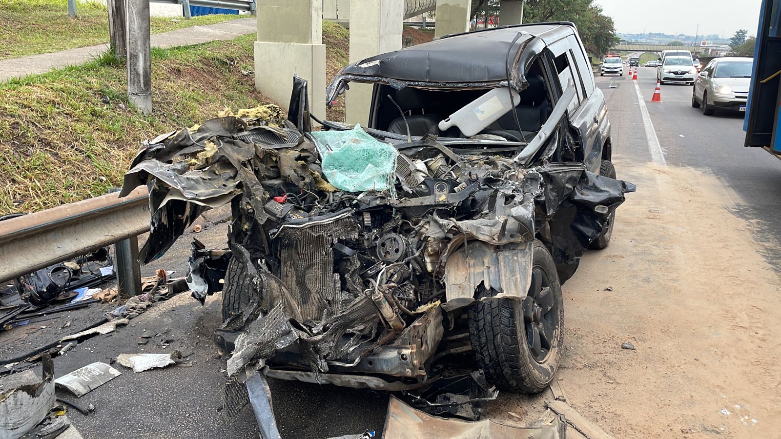Carro colide em ônibus parado no ponto da Rodovia Santos Dumont
