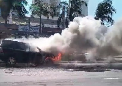 Carro pega fogo na Avenida Norte-Sul, em Campinas; ninguém ficou ferido