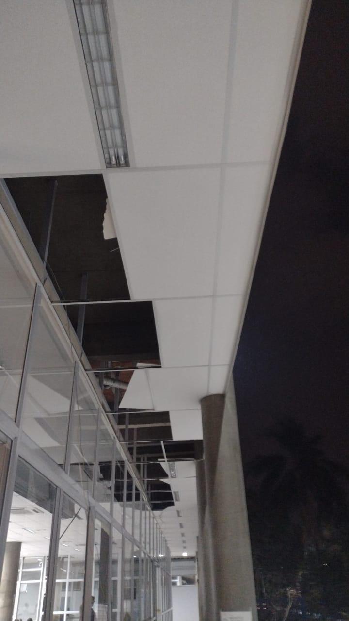 Chuva e vento derrubam placas do teto da área em obras do Hospital Mário Gatti