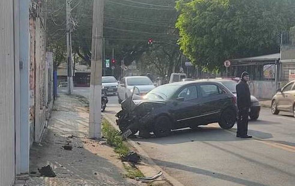 Colisão em poste no Centro de Campinas deixa duas pessoas feridas