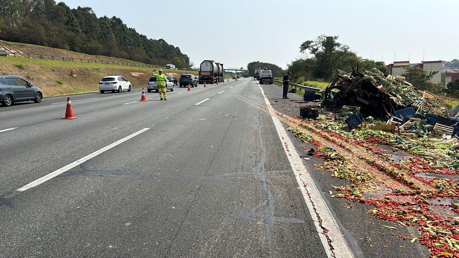 Colisão entre caminhões deixa um ferido na Rod. Bandeirantes em Campinas