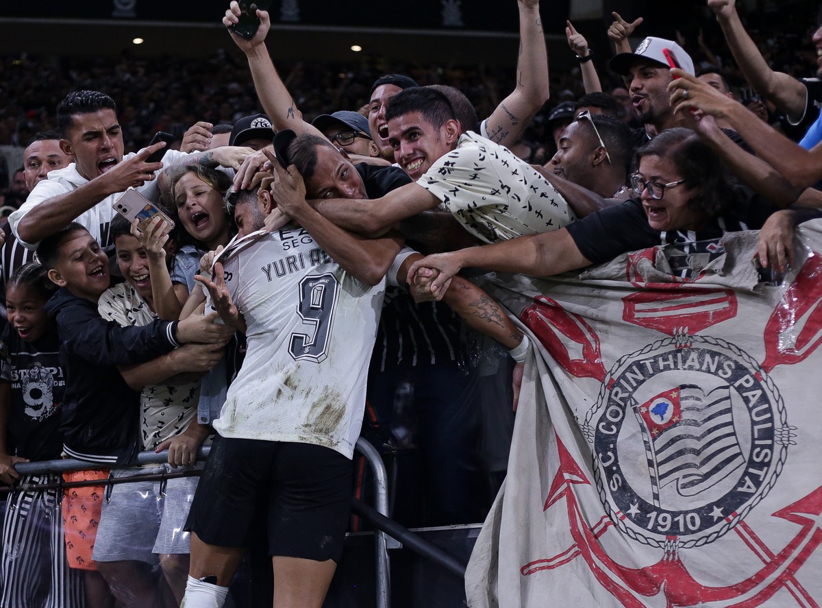 Com Memphis Depay na galera, Corinthians encara o Juventude pela Copa do Brasil