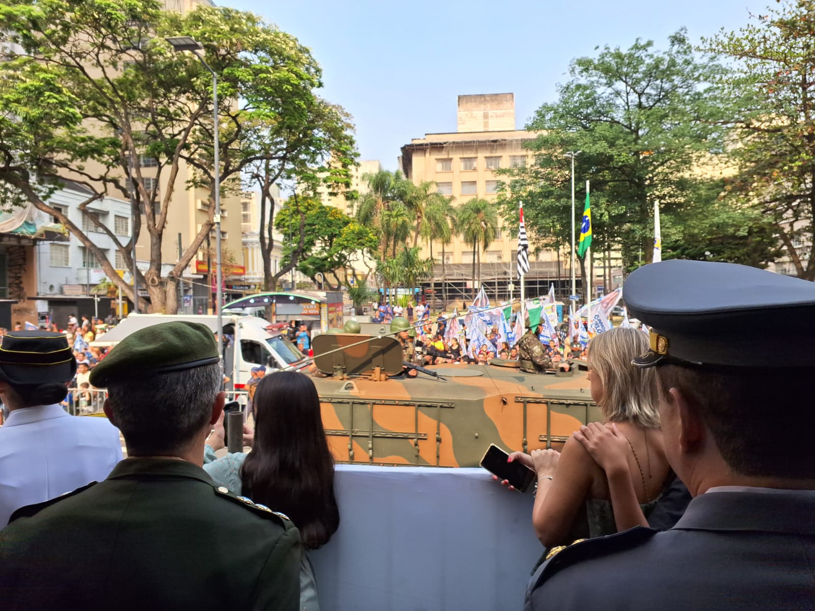 Desfile de 7 de setembro tem grande público e campanha política nas calçadas
