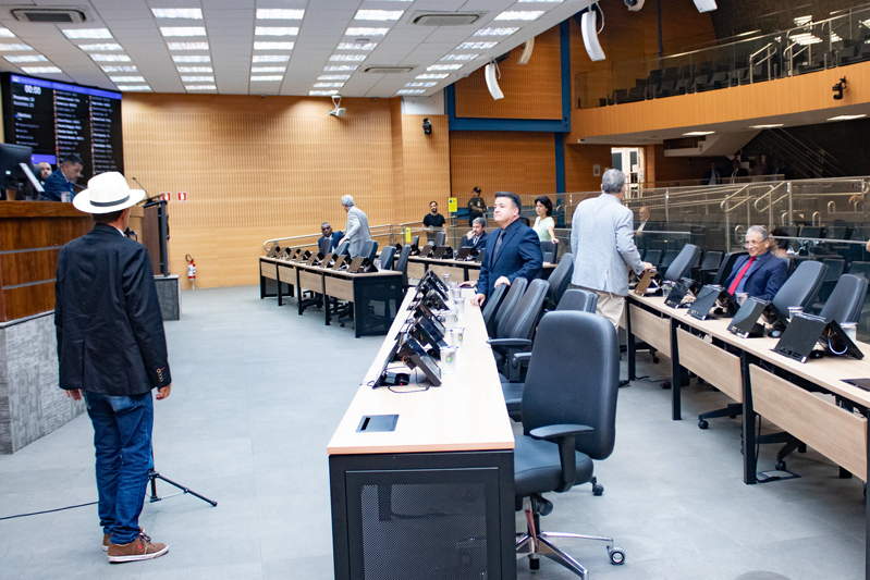 Em dia de divulgação de pesquisa, Câmara dos Vereadores fica vazia e sessão é cancelada