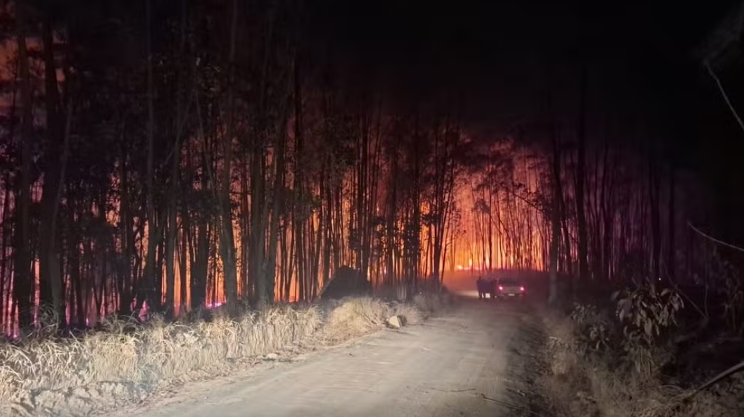 Incêndio no Pico das Cabras deixa Sousas coberta de fumaça