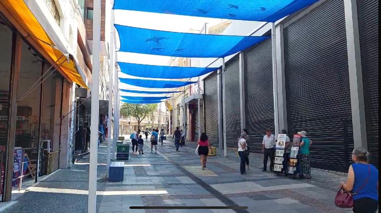 Instalação de nova cobertura na 13 de Maio divide opiniões