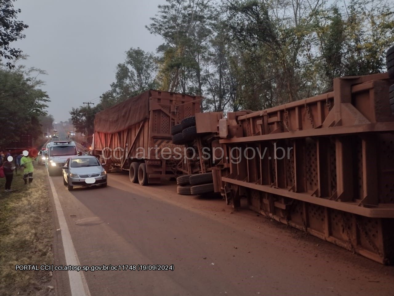 Bitrem carregado com cana-de-açúcar tomba e interdita SP-332 em Conchal