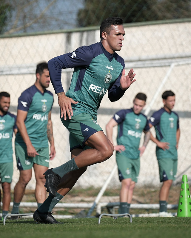 Invicto no turno, Coritiba enfrenta o Guarani no Brinco de Ouro