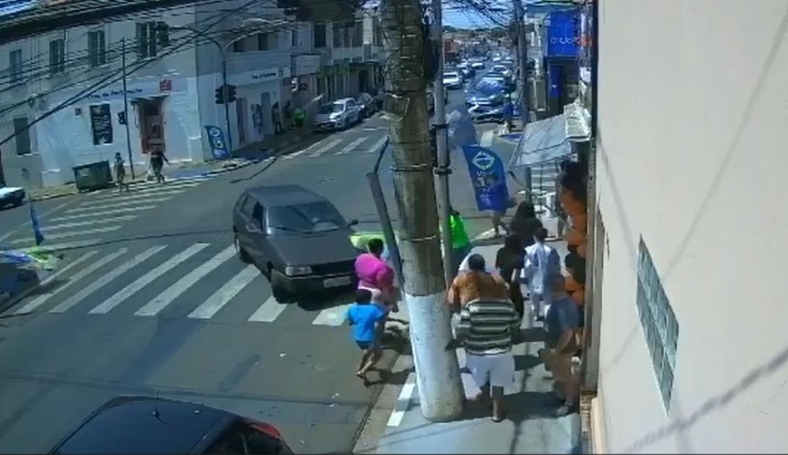 Mulher e criança são atropeladas no Centro de Sto. Antônio de Posse