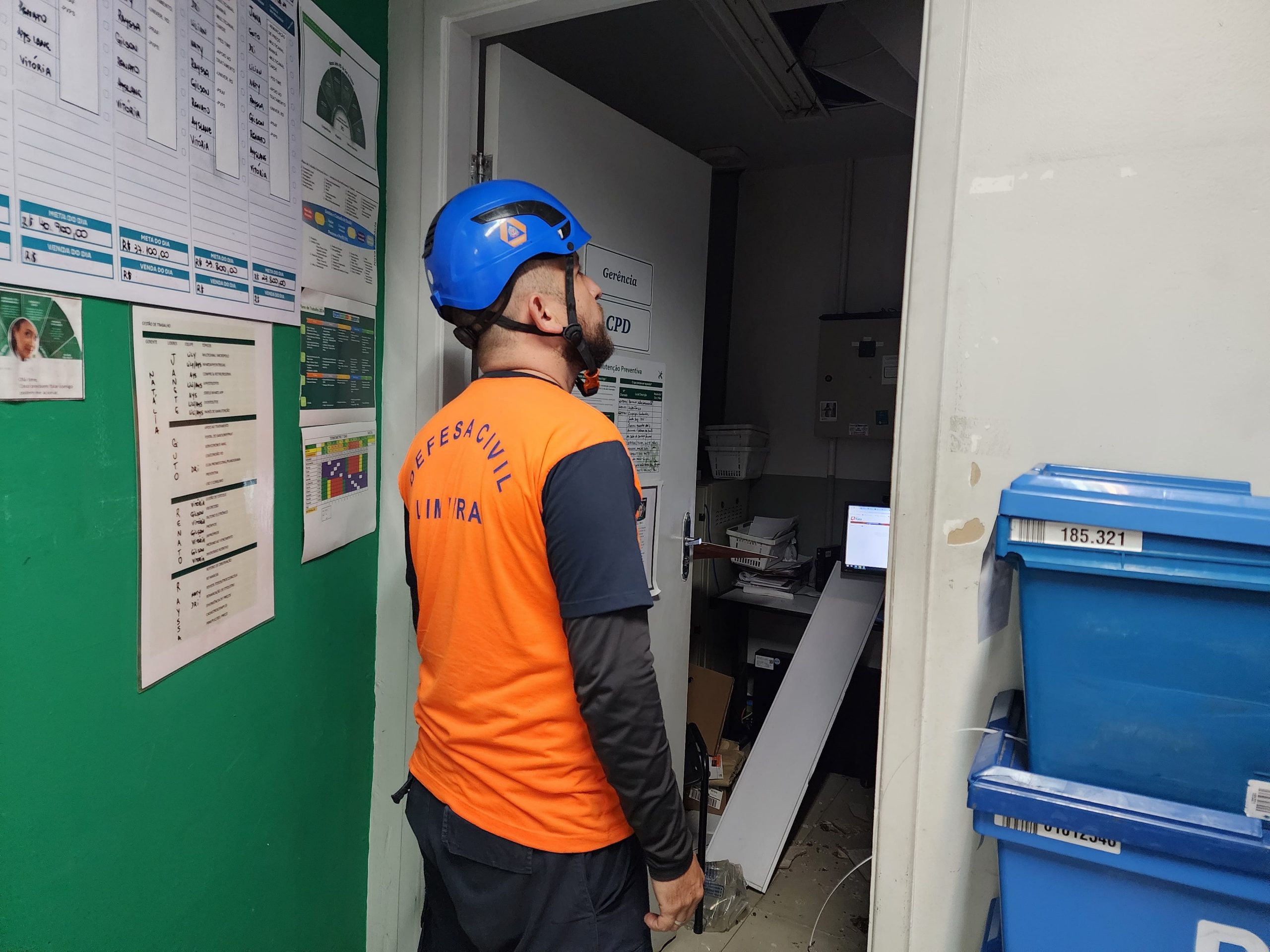 Mulher fica ferida após piso de farmácia desabar em Limeira