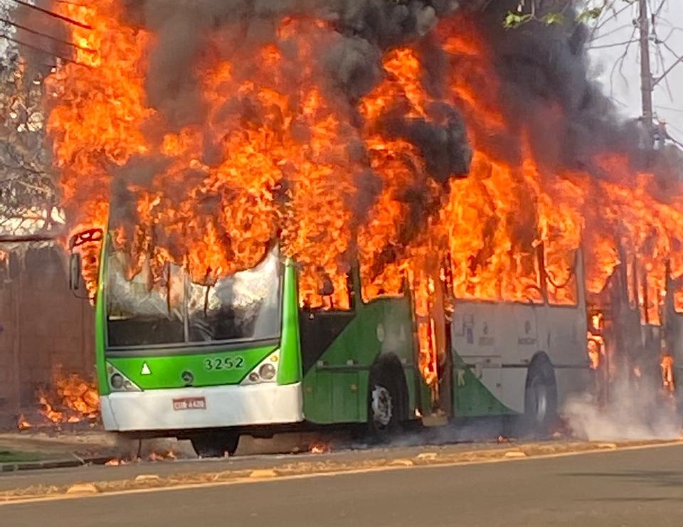 Ônibus fica destruído após incêndio em Campinas; causas serão apuradas