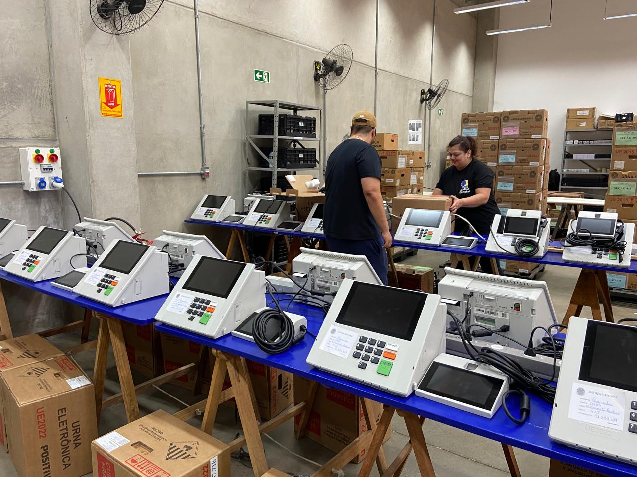 Preparação das urnas eletrônicas é realizada em cartórios eleitorais