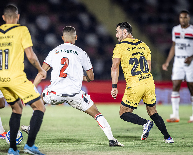 Técnico Fábio Carille pede pés no chão no Santos para enfrentar o Novorizontino