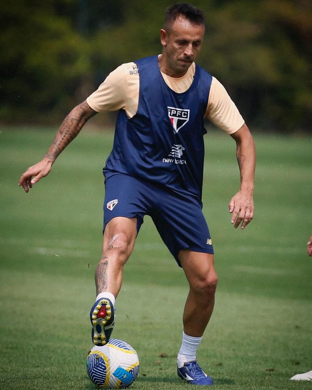 Técnico Luis Zubeldia aguarda por selecionáveis Lucas Moura e Bobadilla para confirmar o São Paulo