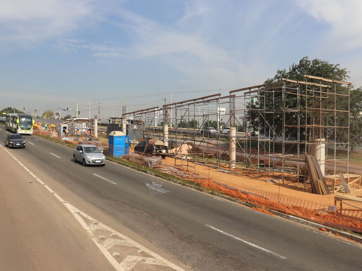 Pista expressa da John Boyd sentido Campo Grande é interditada para obras do BRT