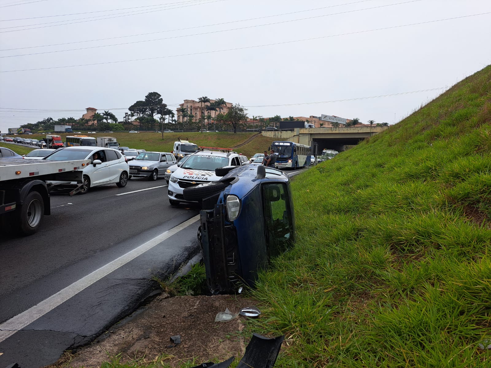 Acidentes com carros e van escolar travam Av. Prestes Maia e rodovias