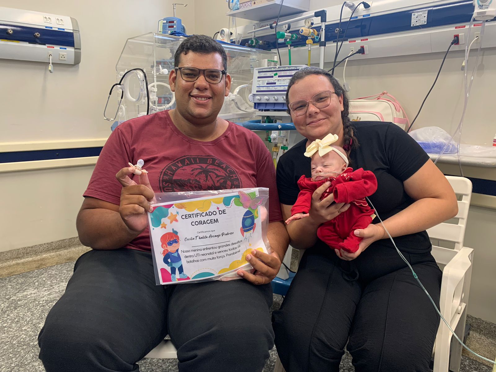 Bebê que nasceu com apenas 420 gramas recebe alta após seis meses