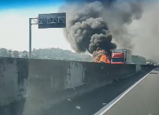 Caminhão pega fogo e trava Anhanguera em Vinhedo; ninguém ficou ferido