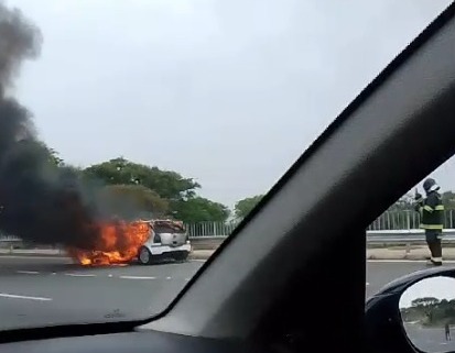 Carro pega fogo na Rod. Anhanguera, em Campinas; ninguém ficou ferido 