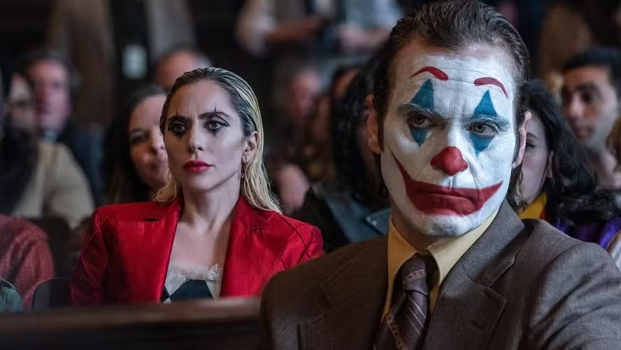 Coringa está de volta aos cinemas acompanhado no segundo filme