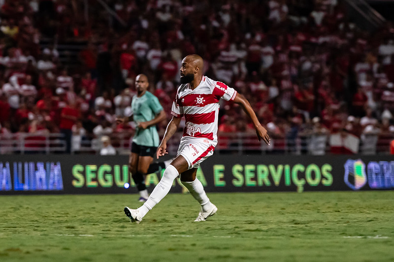 Ex-bugrino, Chay revê Guarani e ressalta confiança adquirida com técnico Hélio dos Anjos