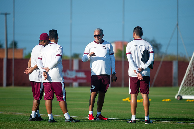 CRB, de Hélio dos Anjos, tem problemas na escalação para enfrentar o Guarani na segunda-feira