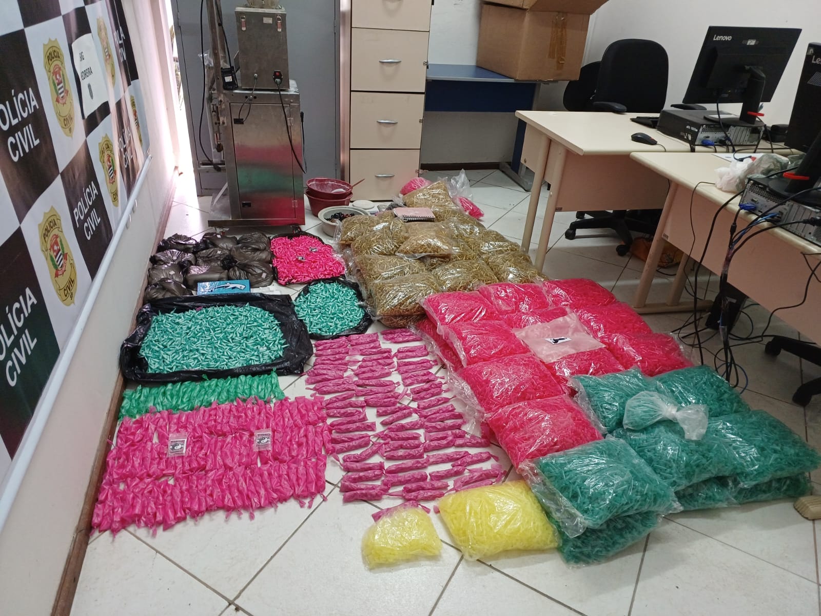 Polícia encontra refinaria e prende duas pessoas em Pedreira