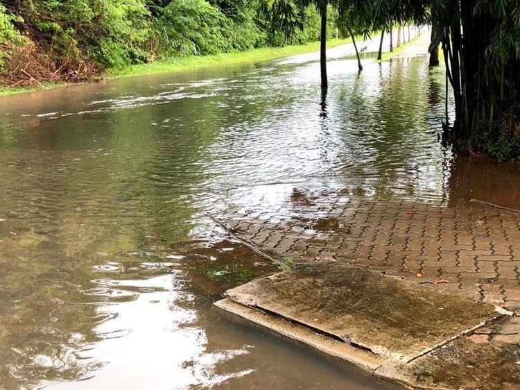 Falta de escoamento de água na Cid. Universitária causa alagamentos em rua e afeta pedestres