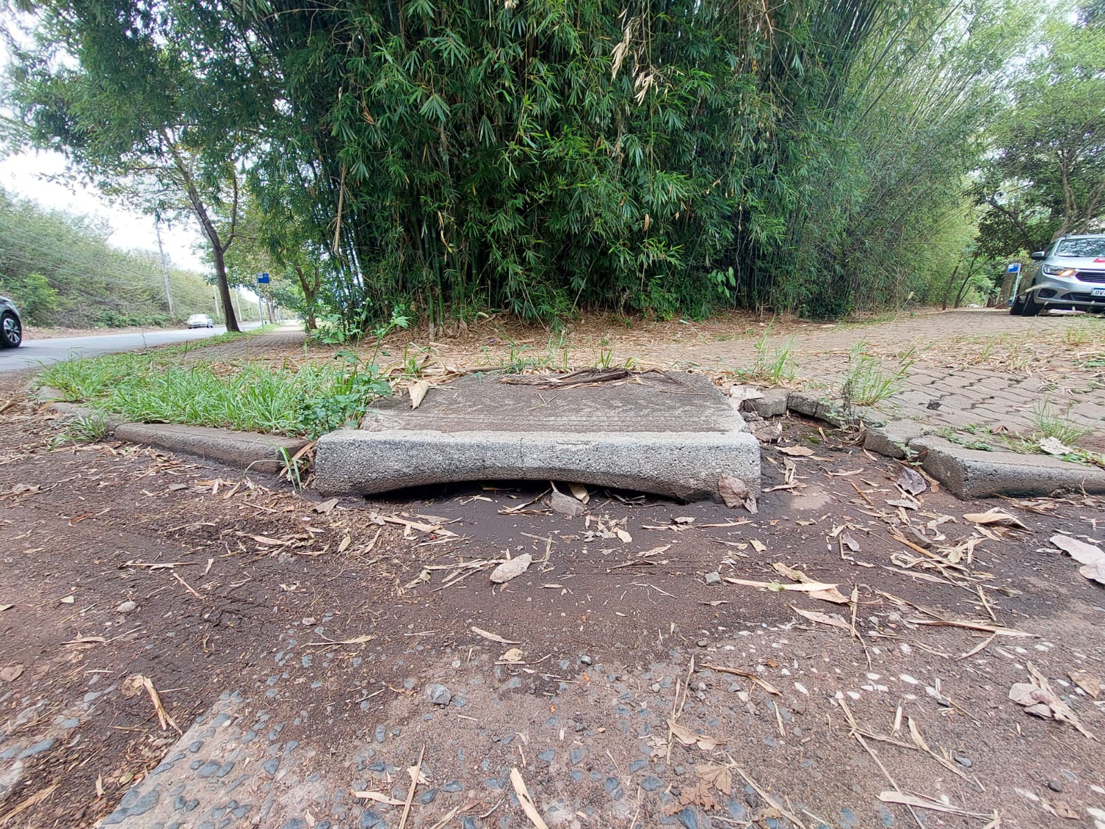 Falta de escoamento de água na Cid. Universitária causa alagamentos em rua e afeta pedestres