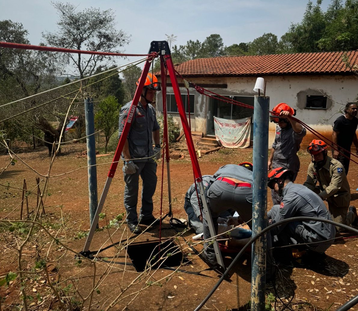 Idosa é resgatada com vida após cair em poço em Nova Odessa 