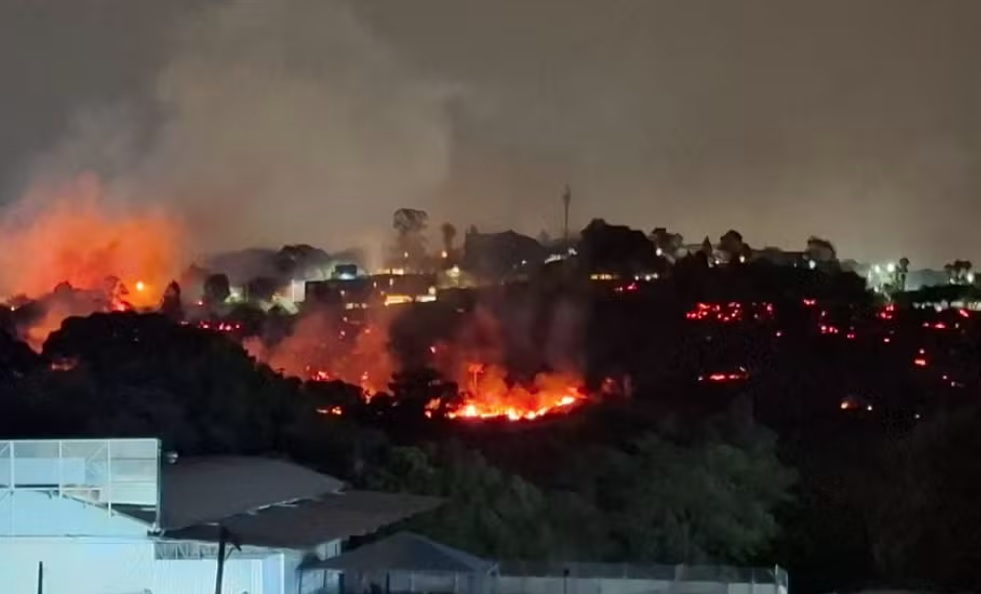 Grande incêndio atinge mata próxima ao campus da PUC no Pq. das Universidades
