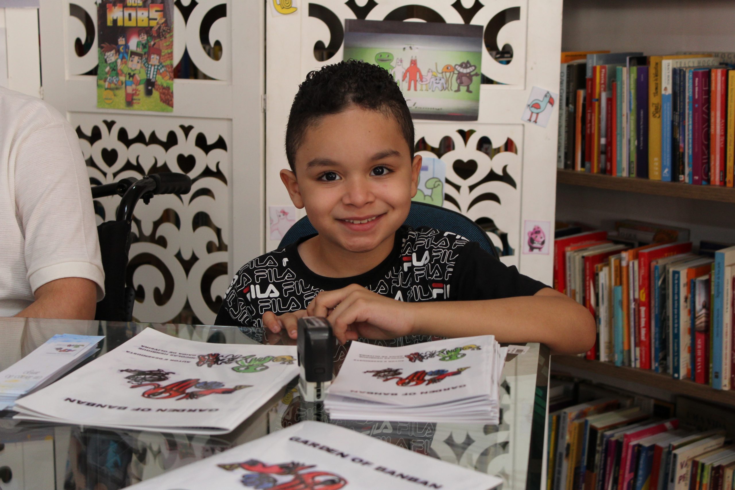 Meninos atendidos pela Casa da Criança Paralítica lançam livros ilustrados
