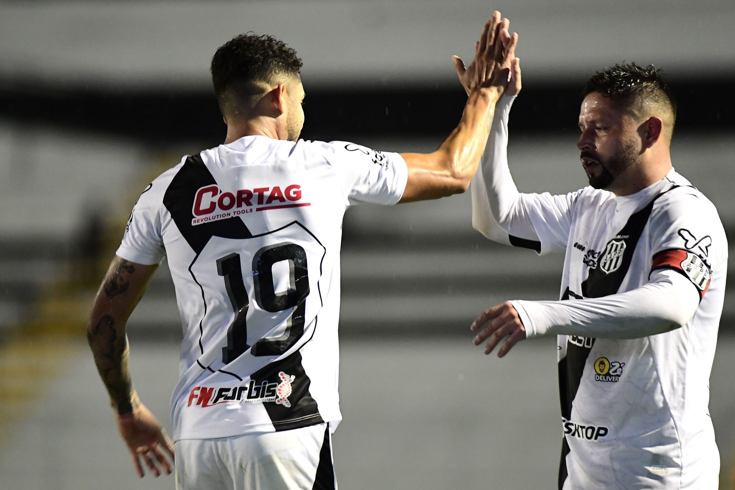 Nenê Santana elogia Elvis e comemora vitória contra o Brusque