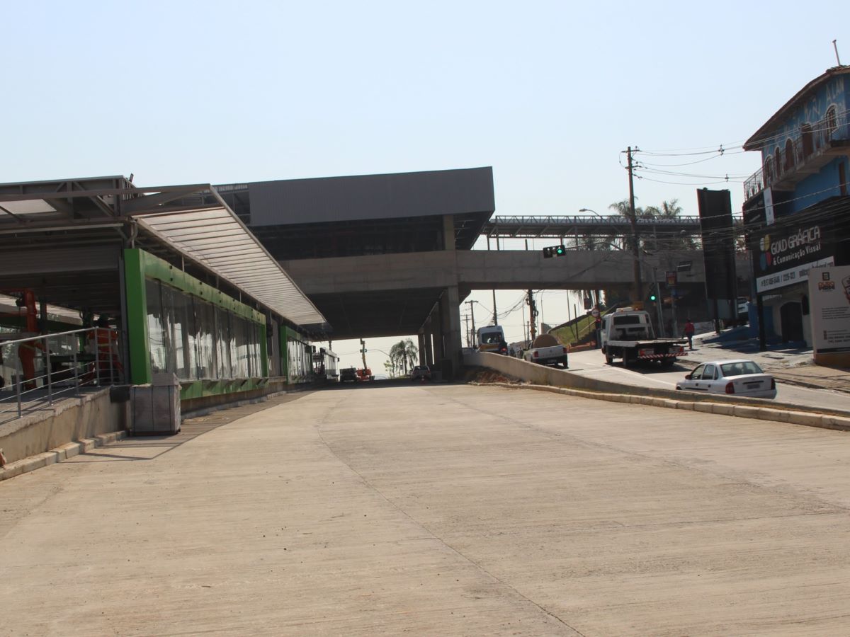 Pista sentido Centro da Ruy Rodrigues é fechada na altura do Terminal BRT Ouro Verde