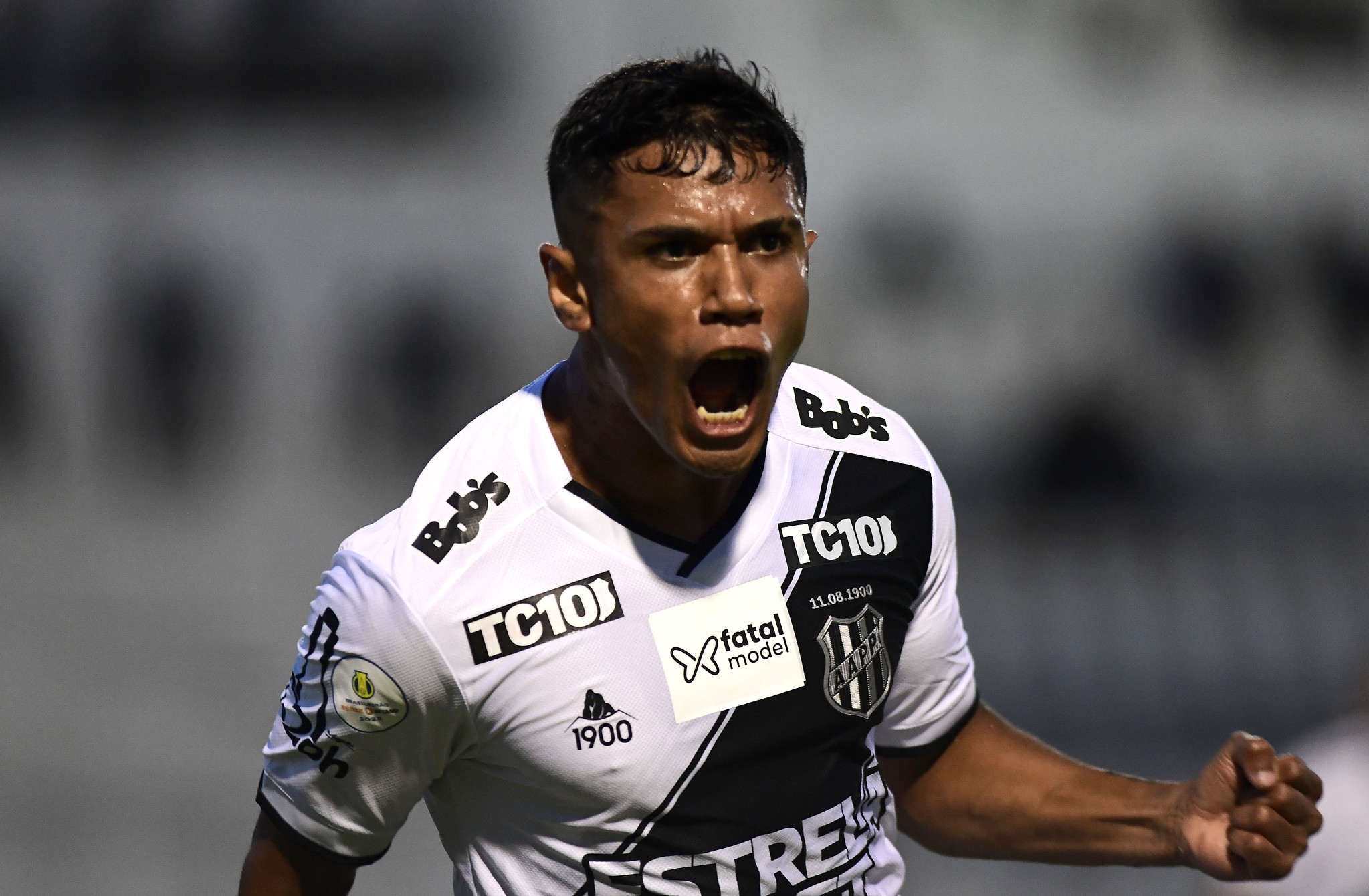 Ponte Preta rescinde contrato com atacante Paul Villero