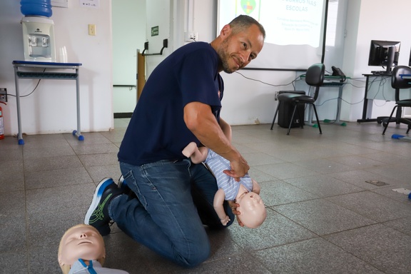 Profissionais das escolas municipais de Campinas realizam treinamento em primeiros socorros