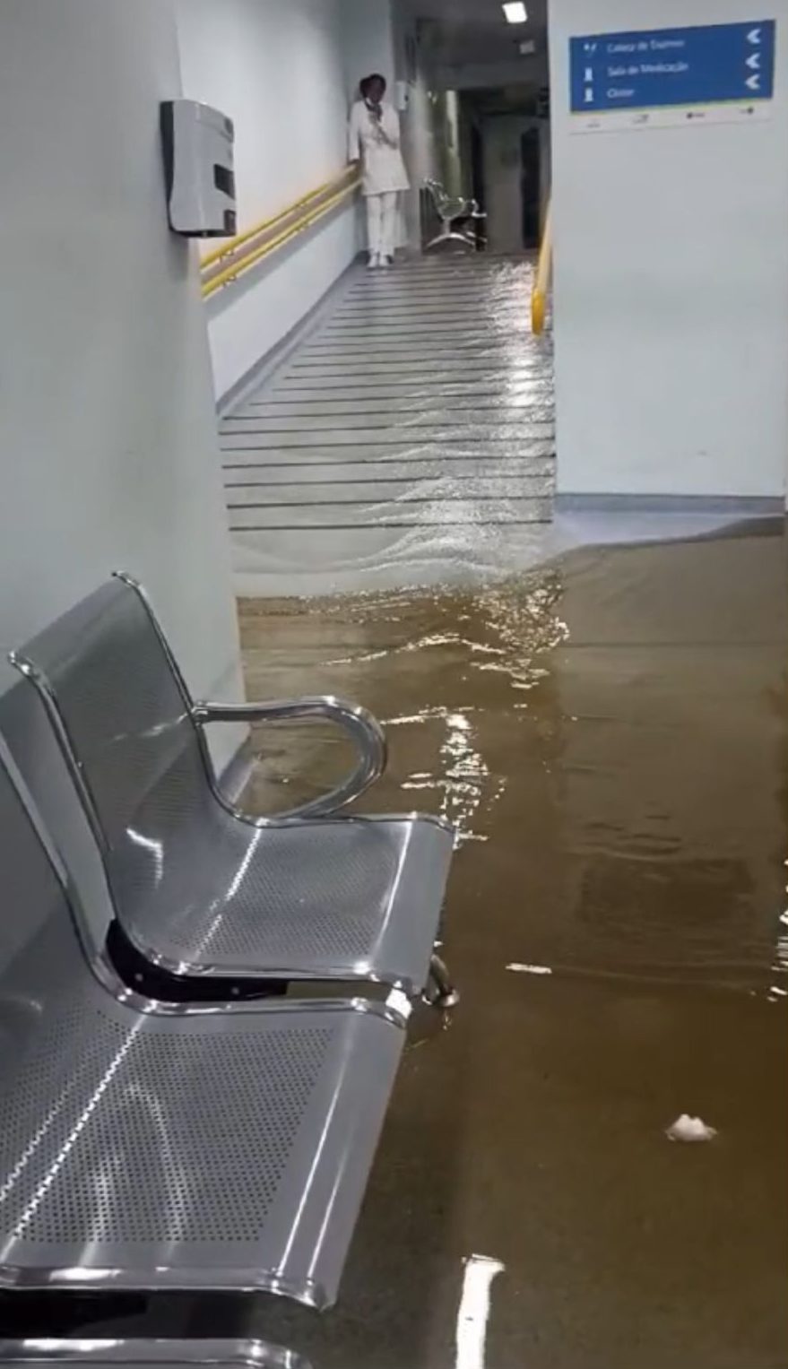 Temporal derruba forro do teto e provoca alagamento no Hospital Mário Gatti