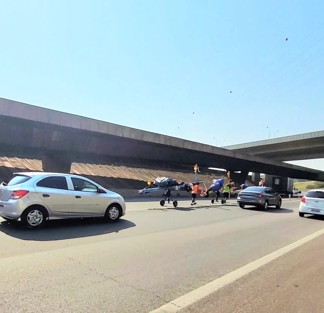 Trio de romeiros percorre mais de 300 quilômetros com cruzes nas costas até Aparecida