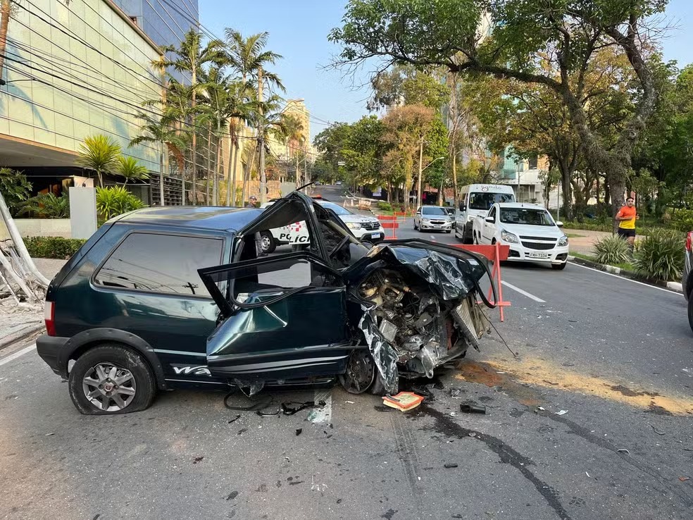 Carro bate em poste na Av. Norte-Sul em Campinas; dois ficaram feridos 