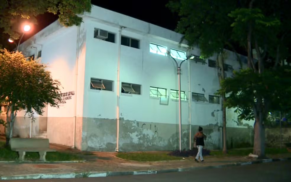 Adolescente tenta assaltar guarda e fica ferido durante troca de tiros