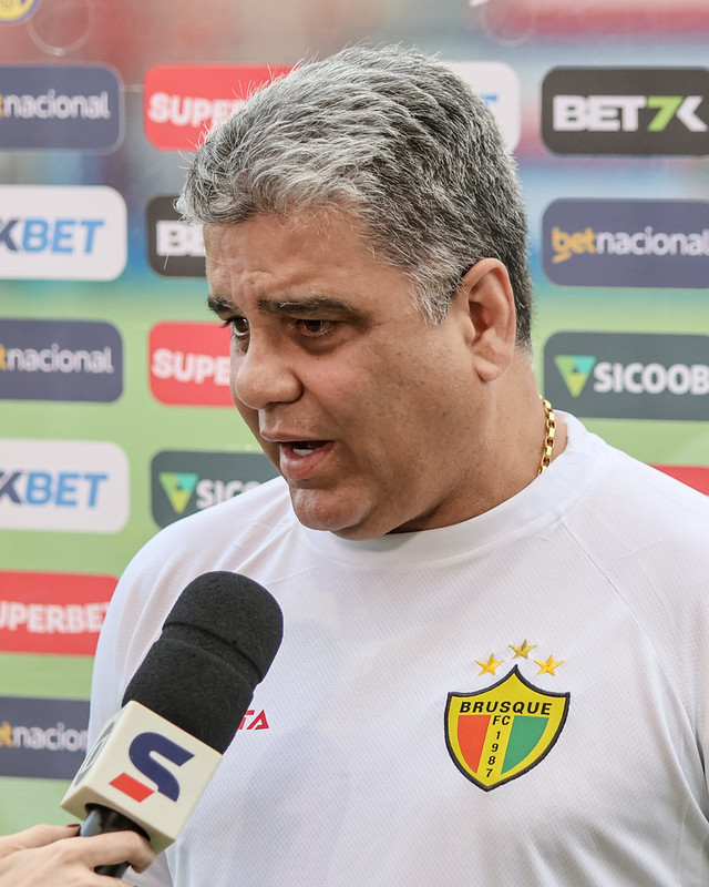 Técnico do Brusque, Marcelo Cabo, fala em jogar para honrar a camisa contra o Guarani