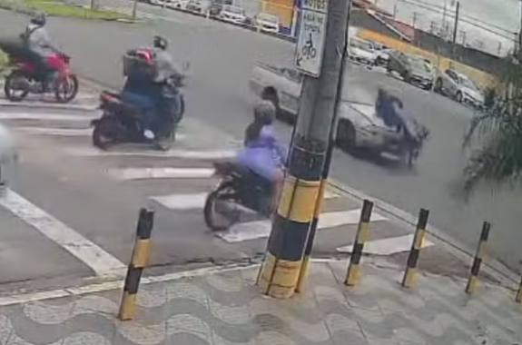 Câmera flagra momento em que motociclista é atropelado em Indaiatuba