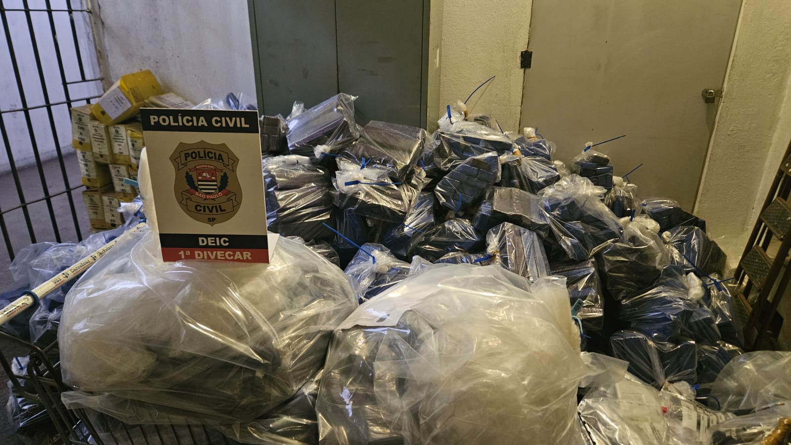 Caminhão que carregava mais de 2 mil tijolos de maconha é apreendido em Vinhedo