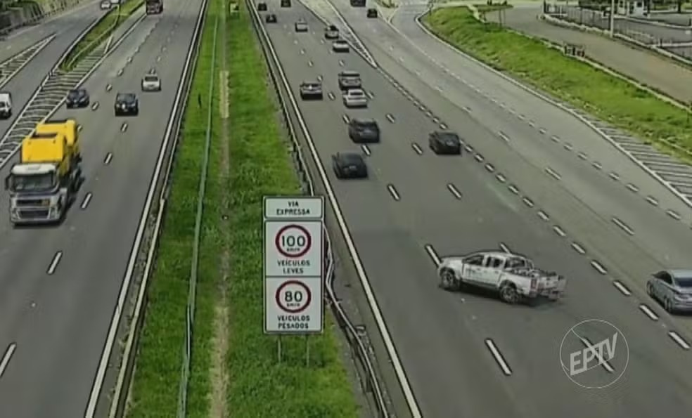 Caminhonete capota e para no canteiro central da Rod. Dom Pedro I, em Campinas 