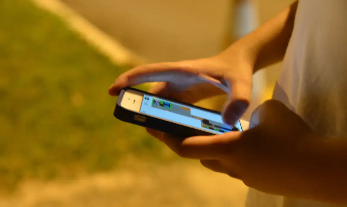 Brasileiro passa mais de 9 horas por dia no telefone; o que provoca isso?