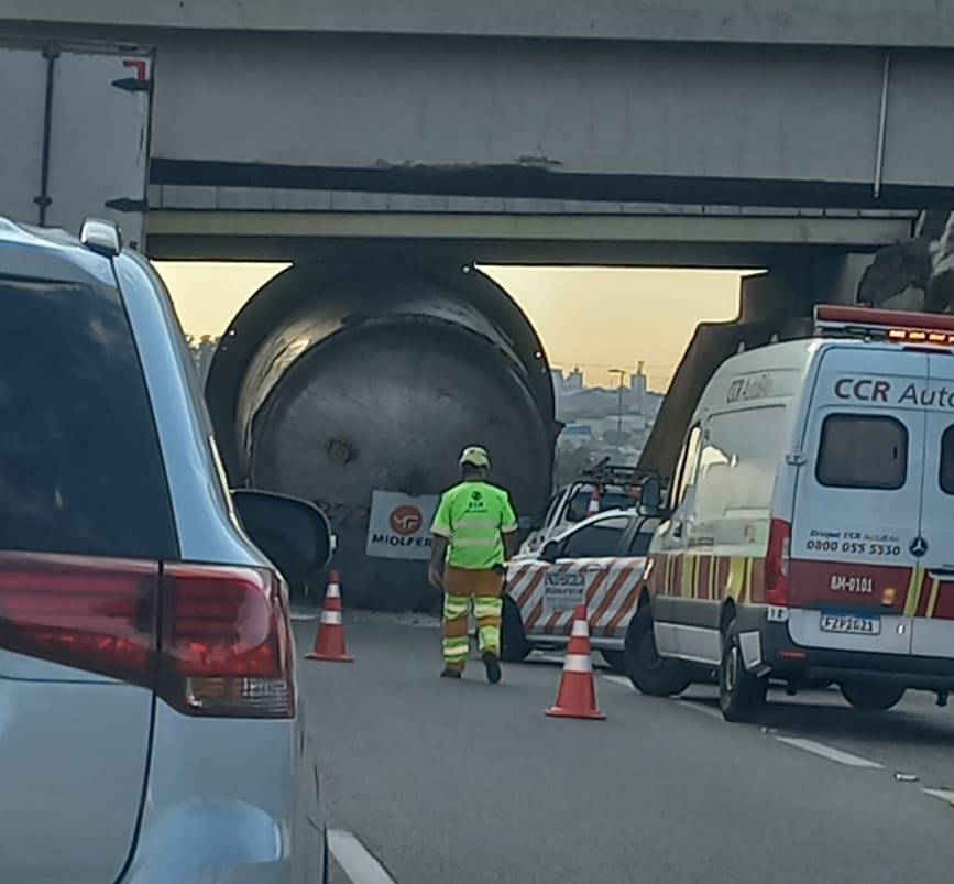 “Carga especial” colide em viaduto da Rodovia Anhanguera e trava trânsito