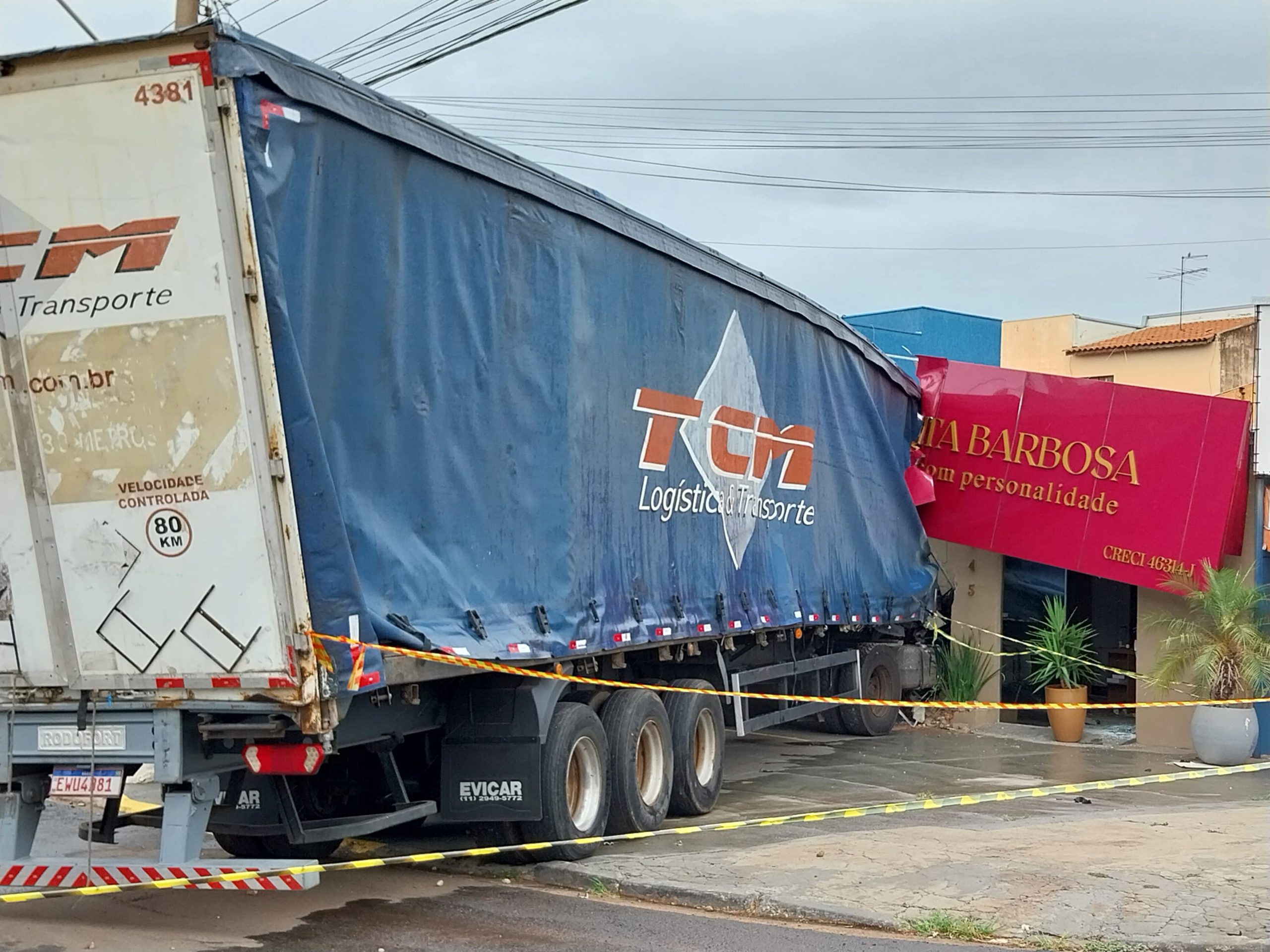 Carreta invade imobiliária e deixa duas pessoas feridas em Paulínia