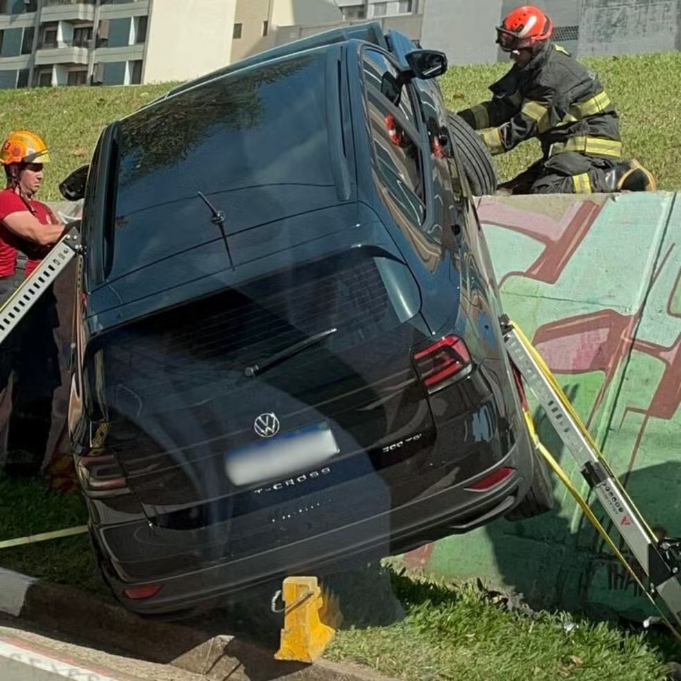 Carro fica “pendurado” em muro na Aquidabã, em Campinas