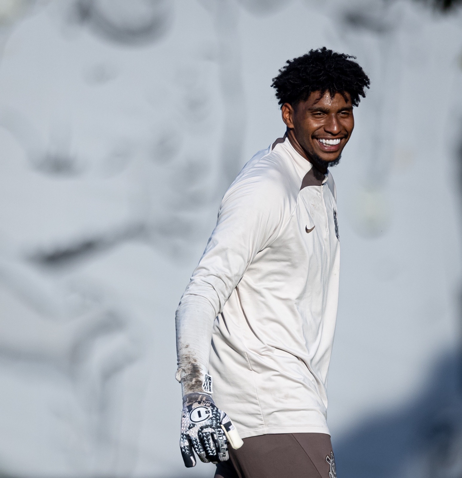 Corinthians deposita grana para o Flamengo e confirma contratação de Hugo Souza